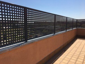 Celosía lacada al horno de chapa perforada para terraza.