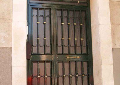 Puertas de hierro con herrajes de latón.