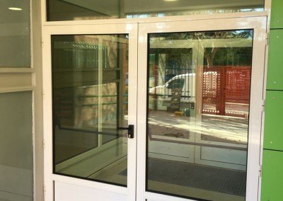 Puertas de aluminio con rotura de puente termico para colegio publico en madrid.