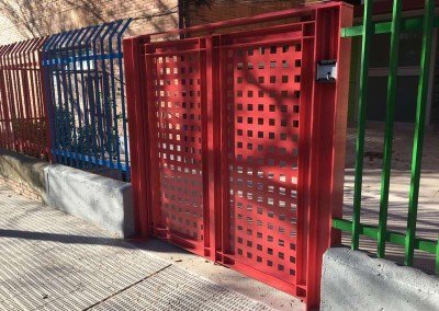 Puerta con vigas de hierro para colegio publico.